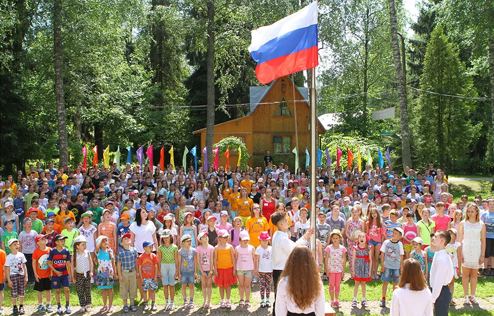 Торжественное построение детей в лагере Орленок